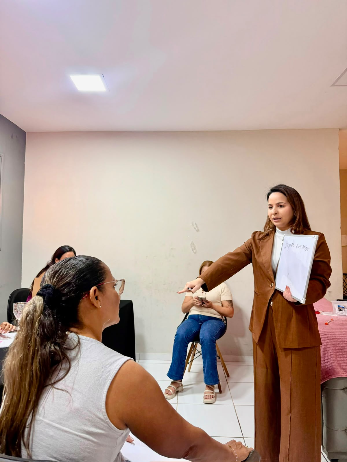 Aula teórica com a professora explicando no quadro